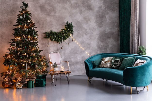 Foto interior da sala de estar de natal com árvore de natal, presentes e luzes