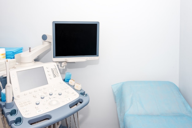 Interior da sala de exame com máquina de ultrassonografia no laboratório do hospital