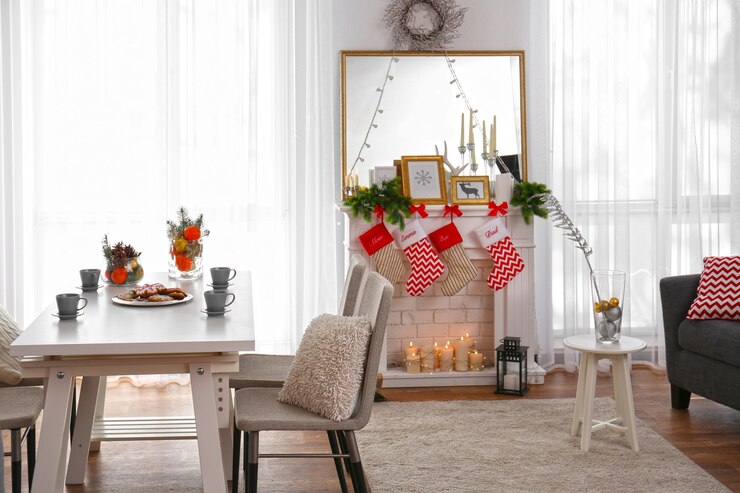 Foto interior da sala decorada para o natal
