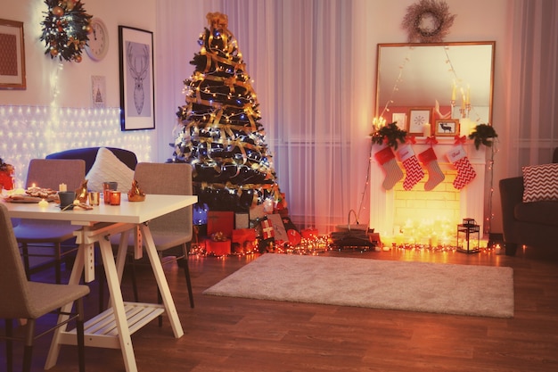 Interior da sala decorada para o Natal