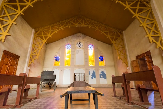 Interior da sinagoga no cemitério judeu em Lodz, Polônia
