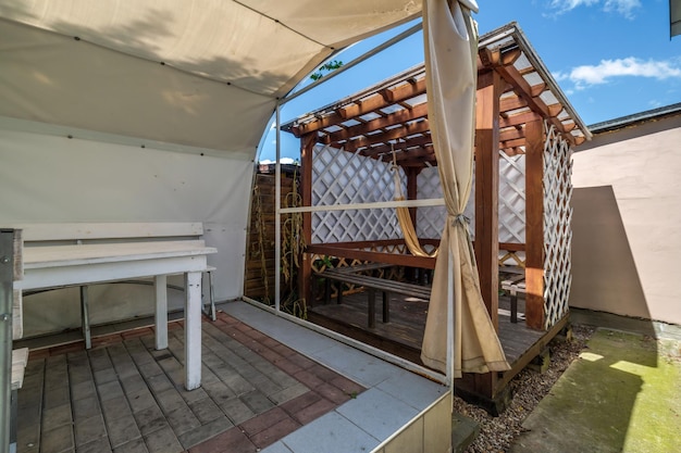 Interior da varanda do corredor ou gazebo na casa de férias de aldeia de madeira com cadeiras de jardim