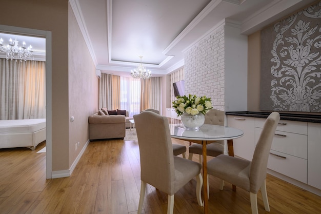 Interior de apartamento de estúdio moderno de luxo branco e rosa