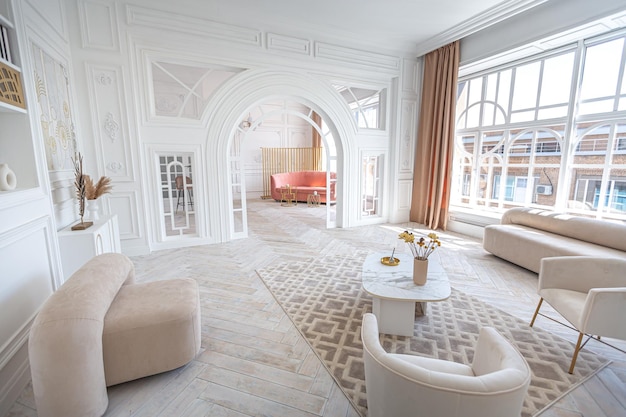 Interior de apartamento de luxo branco de neve com decoração em estilo egípcio com móveis leves e elegantes enormes janelas panorâmicas e um minimalismo e simplicidade de arco com a elegância do design de habitação moderno