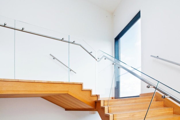 Interior de arquitetura moderna com escadas de madeira