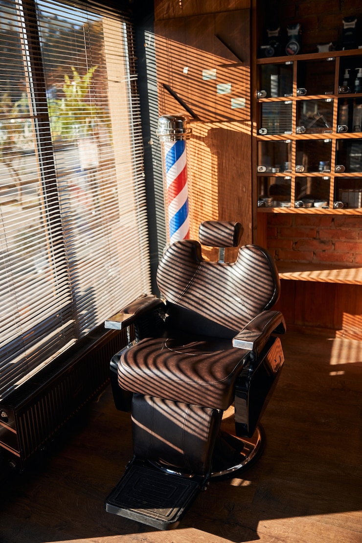 Foto interior de barbearia com cadeira de barbeiro profissional