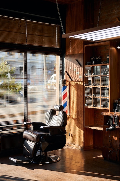 Foto interior de barbearia com cadeira de barbeiro profissional