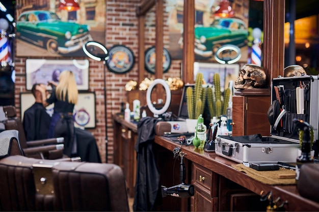 Interior de barbearia elegante loft com bancadas de madeira e cadeiras de couro