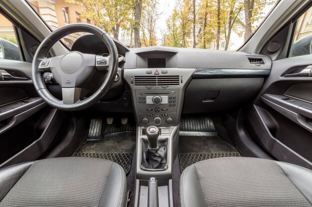 Interior de carro de luxo. painel de instrumentos, volante, câmbio de marchas e assentos confortáveis. transporte, design, conceito de tecnologia moderna.