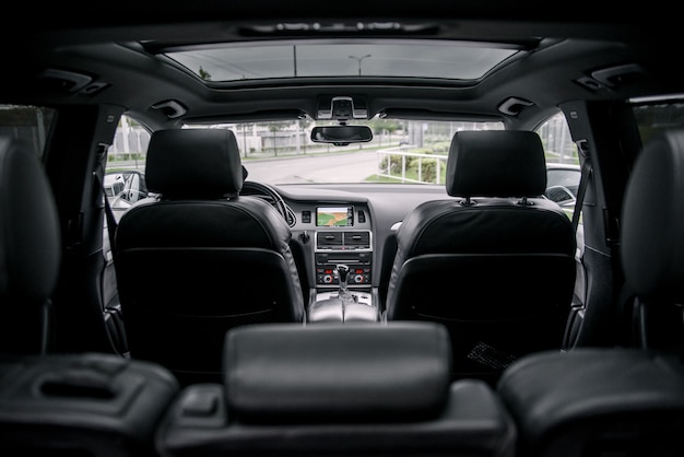 Interior de carro de prestígio de luxo moderno, painel de controle, volante.