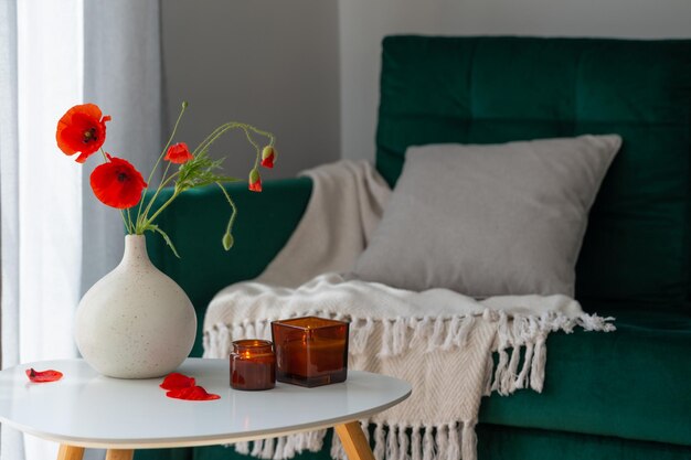 Interior de casa aconchegante com flores e velas acesas