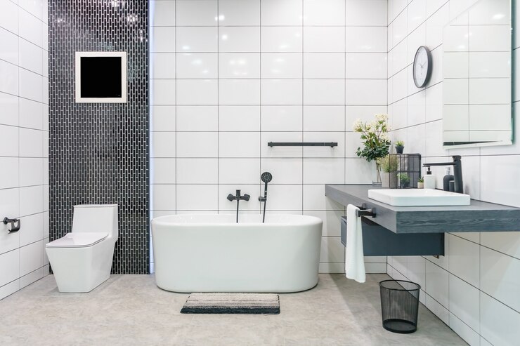 Foto interior de casa de banho com chuveiro minimalista e iluminação