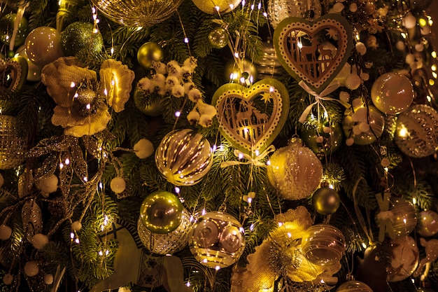 Interior de casa festivamente decorado com árvore de Natal