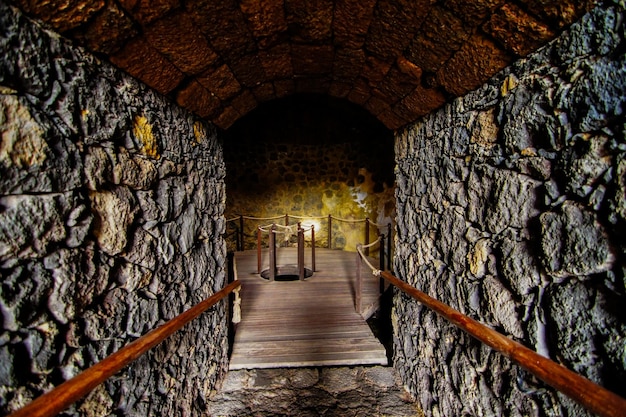 Interior de casas de pedra abandonadas em uma vila medieval El Hierro Island Espanha
