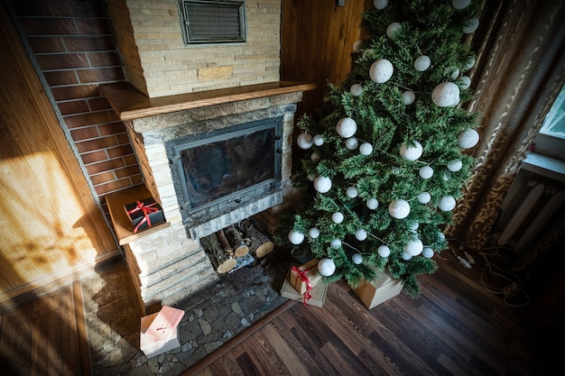 Interior de chalé de madeira com árvore de natal