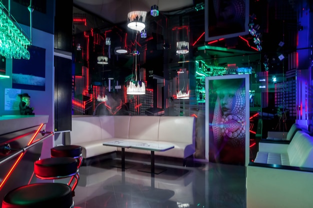 Interior de clube privado fechado em residencial é mobiliado de forma moderna, onde homens contratam prostitutas para prazeres masculinos. acompanhantes de conceito, prostituição, danças eróticas, show de strip-tease. copie o fundo do espaço