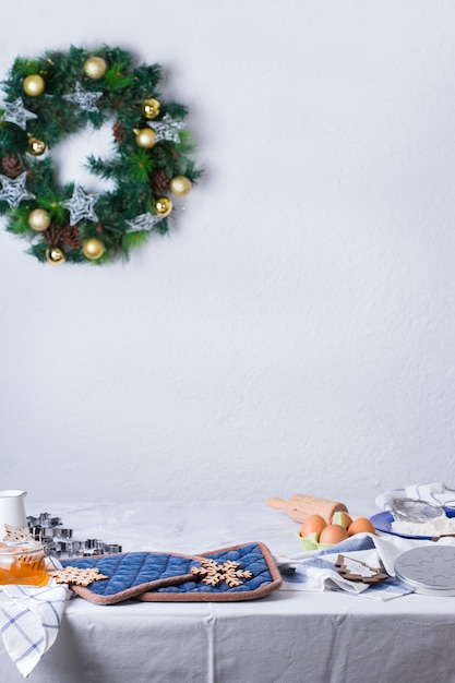 Interior de cozinha aconchegante com mesa de decoração de Natal pronta para cozinhar bolo de torta