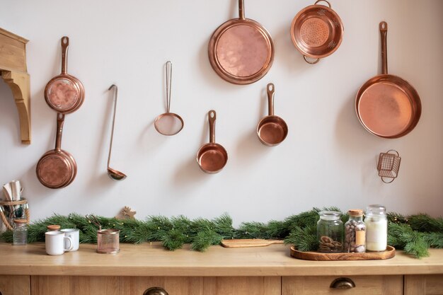 Interior de cozinha escandinava de Natal com panelas e utensílios