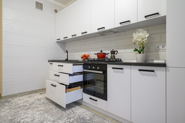 Interior de cozinha moderna branca na moda com móveis minimalistas