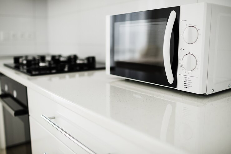 Interior de cozinha moderna com fogão elétrico e forno de microondas