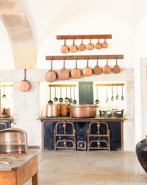 Interior de cozinha retrô com potes e armário antigos