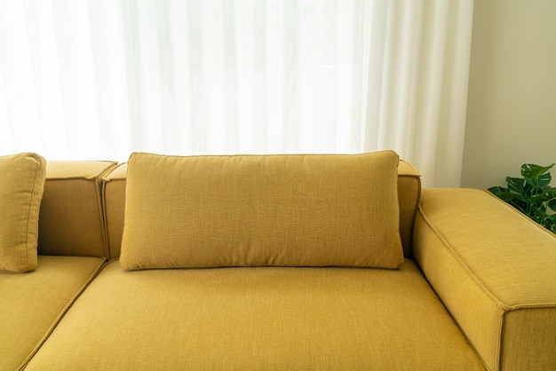 interior de decoração de sofá de tecido amarelo vazio na sala de estar em casa