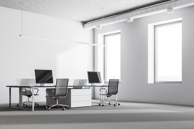 Interior de escritório de luxo com paredes brancas, grandes janelas, piso de concreto e fileiras de mesas de computador. simulação de renderização 3D