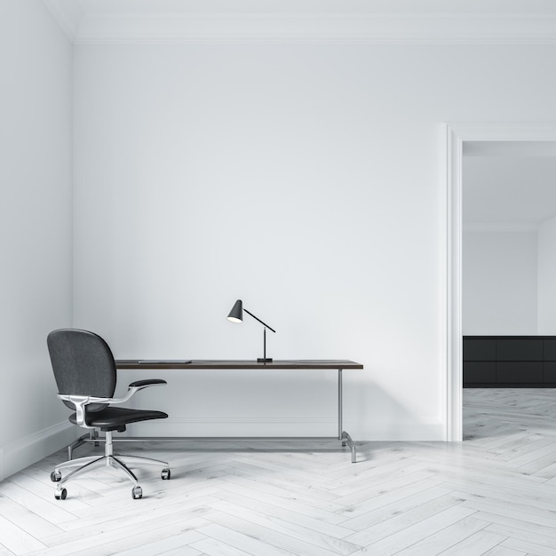 Interior de escritório de parede branca com um chão de madeira, uma porta e uma mesa com uma cadeira de escritório ao lado.