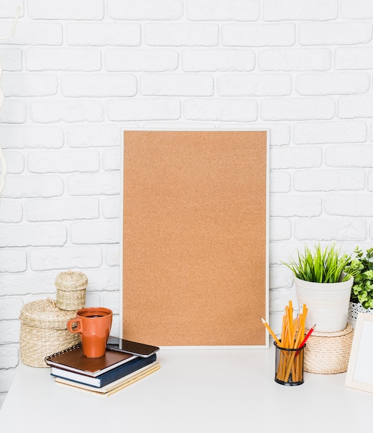 Interior de escritório moderno com placa de cortiça e artigos de papelaria