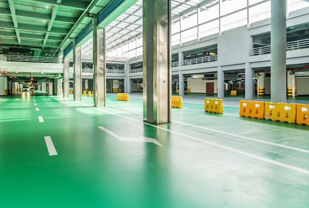 Interior de garagem com carro e estacionamento livre no prédio de estacionamento