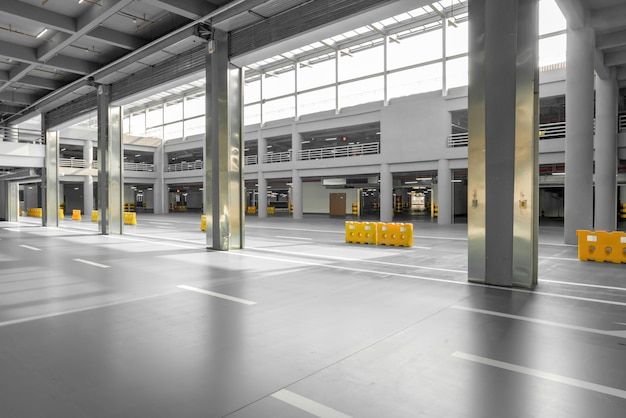 Interior de garagem com carro e estacionamento livre no prédio de estacionamento