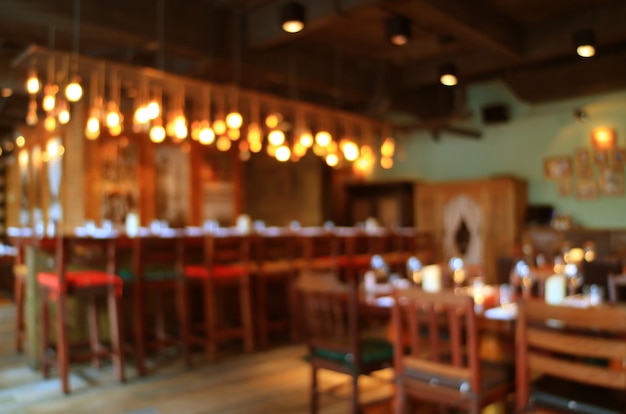 Interior de madeira borrada do restaurante em cores quentes com luz de bokeh