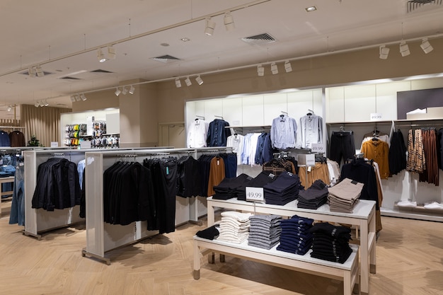 Interior de marca moderna e elegante de loja de roupas dentro de shopping center
