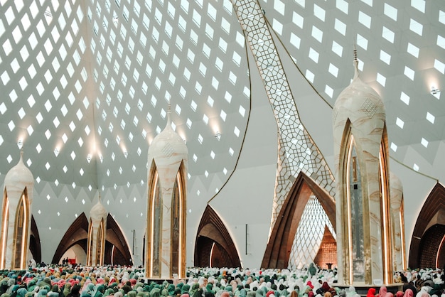 Interior de Masjid Raya Al Jabbar, a bela cúpula interna da grande mesquita Al Jabbar com lafadz A