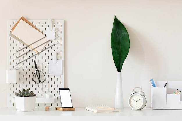 Interior de mesa elegante com fundo de mesa branca com plantas e folhas. Interior moderno de home office
