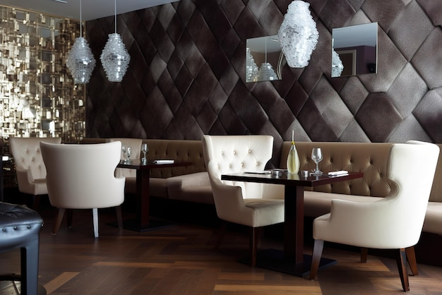Interior de mesas e cadeiras de restaurantes modernos em IA generativa de quarto de luxo vazio