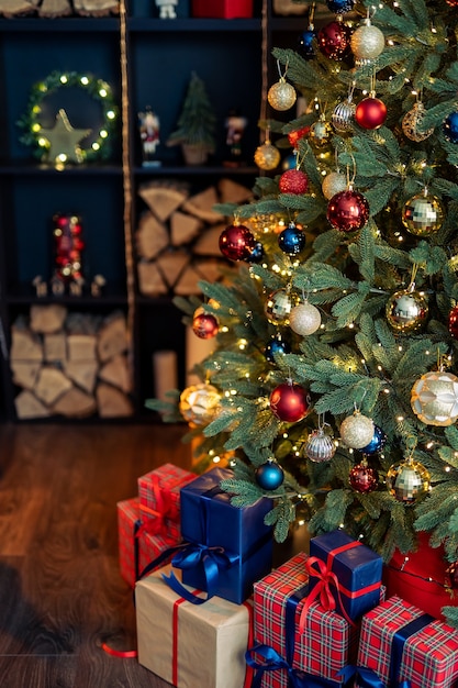 Interior de natal com estantes de livros