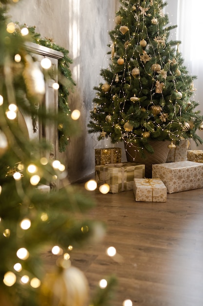 Interior de natal com lareira e presentes.