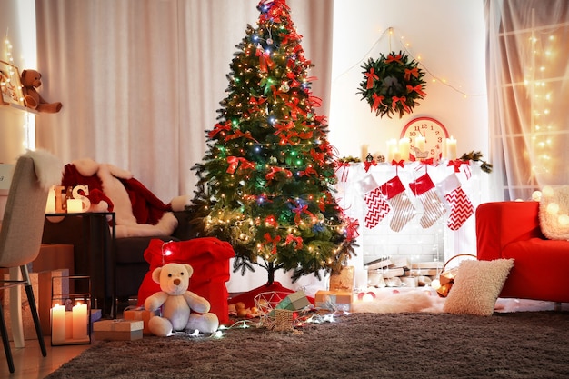 Interior de Natal da sala de estar com uma bela árvore de abeto