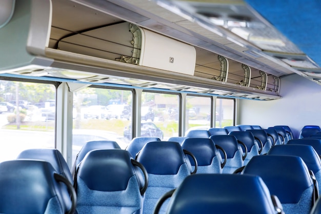 Interior de ônibus vazio, sem transporte de pessoas, turismo, viagens, viagem está pronta para passageiros