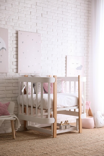 Foto interior de quarto de bebê com brinquedos e móveis elegantes