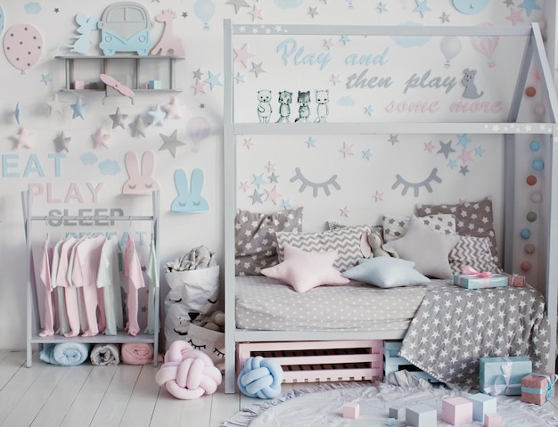 Interior de quarto de crianças bonitos com cama