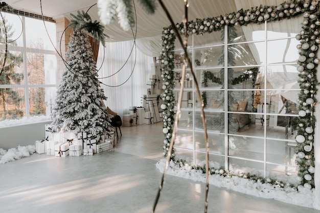 Interior de quarto elegante com bela árvore de Natal e lareira decorativa