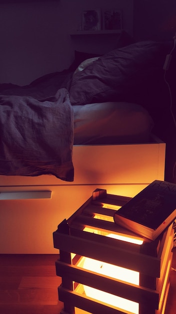 Interior de quarto iluminado em casa