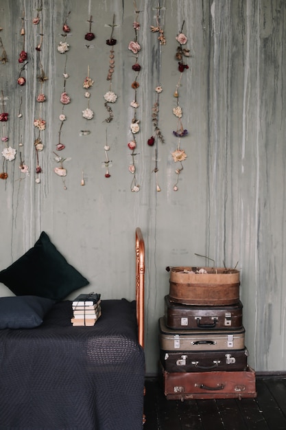 Foto interior de quarto loft vintage com decoração em cores escuras em estilo antigo