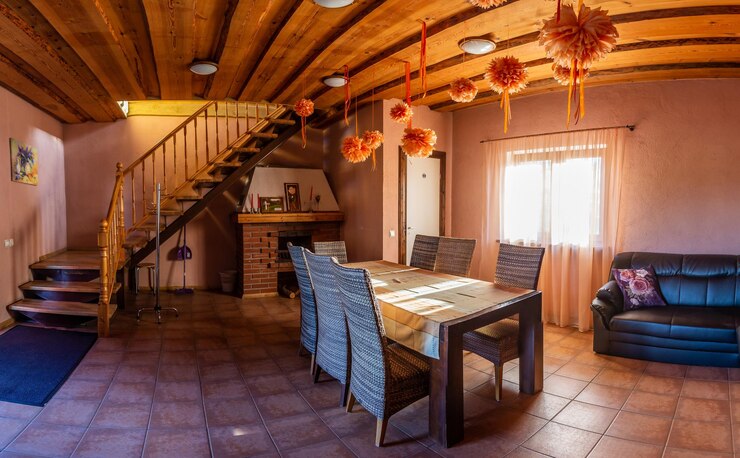 Foto interior de quarto rústico com teto de madeira e lareira de tijolos