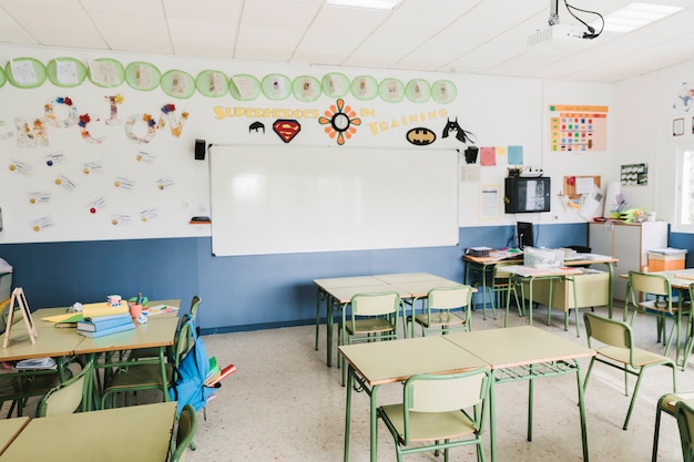 Interior de sala de aula de escola com whiteboard