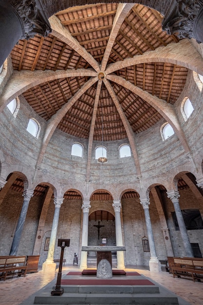 Foto interior de san michele arcangelo pequeno round antigo templo cristão não pessoas perugia itália