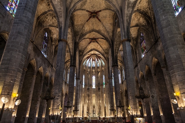 Interior de Santa Maria del Mar, a mais bela igreja gótica de Barcelona