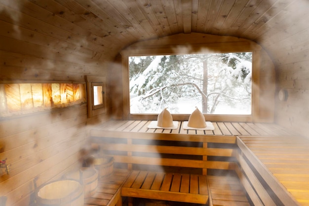 Interior de sauna finlandesa feito de madeira para relaxamento